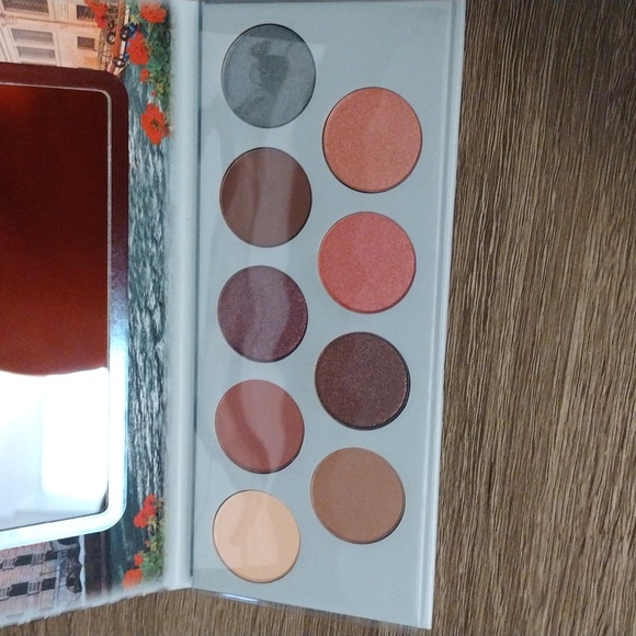 Essence eyeshadow palette - Picture 2 of 2